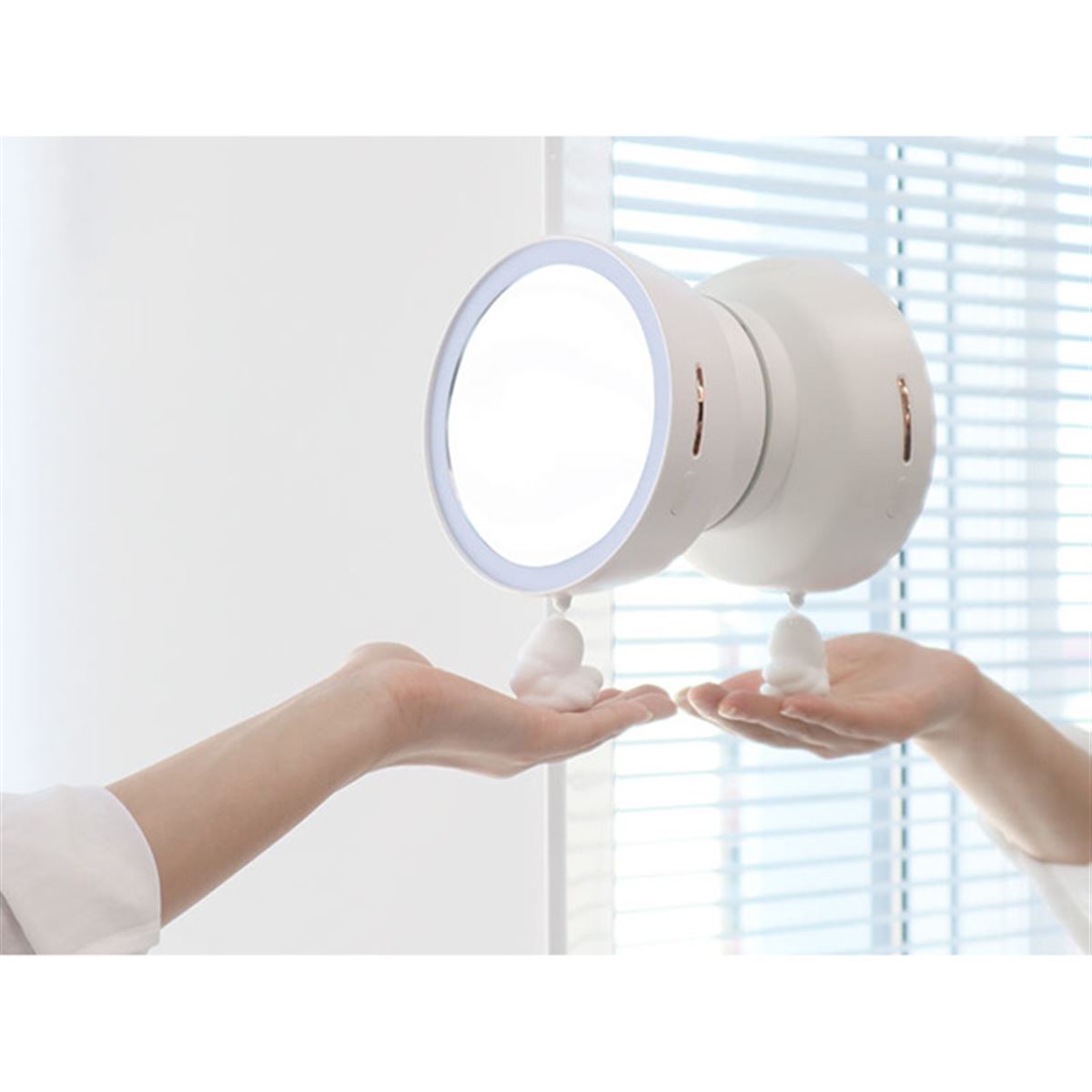 洗面台に取り付けられる、拡大鏡＆LEDライト付きのオート