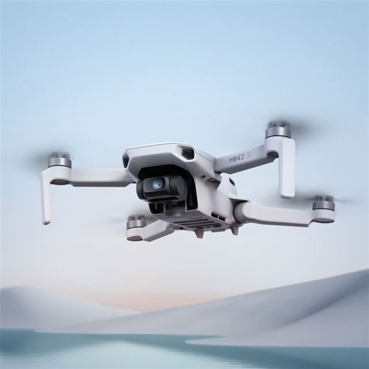 DJI、5万円台で手のひらサイズの折りたたみ式ドローン「DJI Mini 2 SE」を発売 - 価格.com