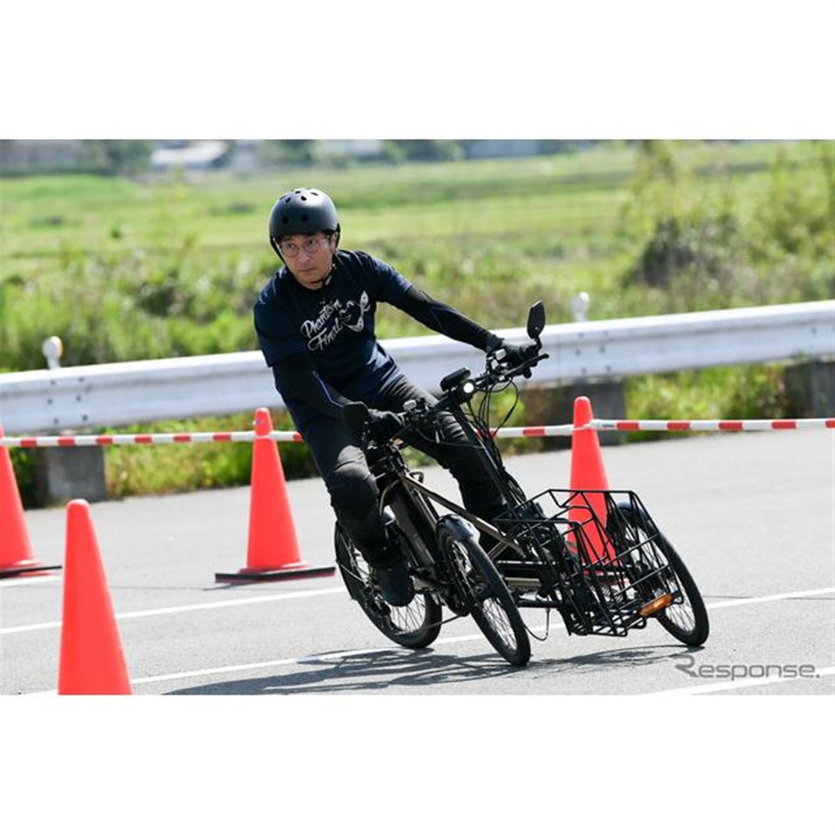 電アシ自転車ともバイクとも全く違う乗り味、カワサキの電動3輪『ノスリス』に試乗してわかった「可能性」と「難しさ」 - 価格.com