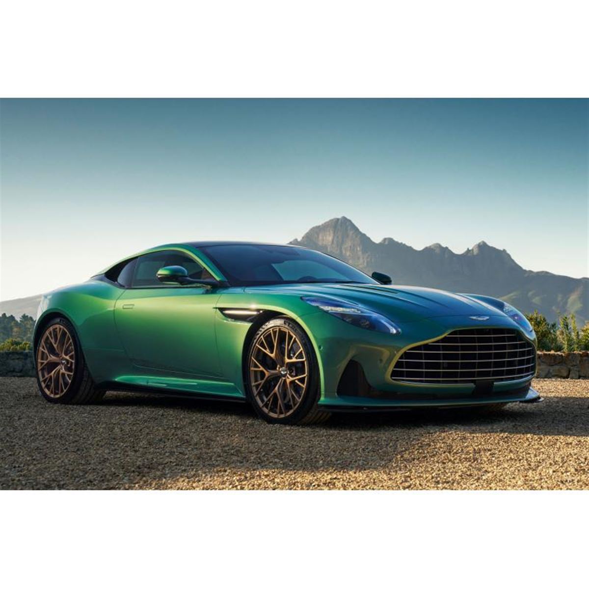 アストンマーティンが新型車「DB12」を発表 次世代スポーツカー