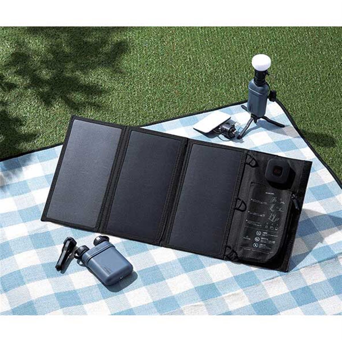 エレコム、折りたたみ可能な3枚パネル仕様のモバイルソーラー充電器