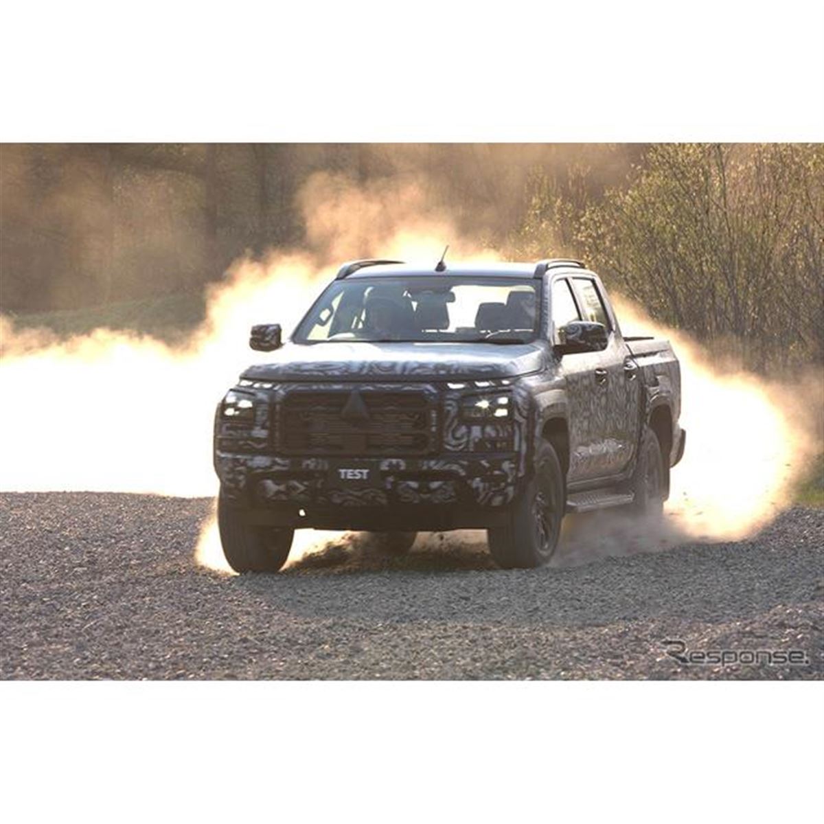 三菱『トライトン』新型のティザー…エンジンやサスペンションを刷新