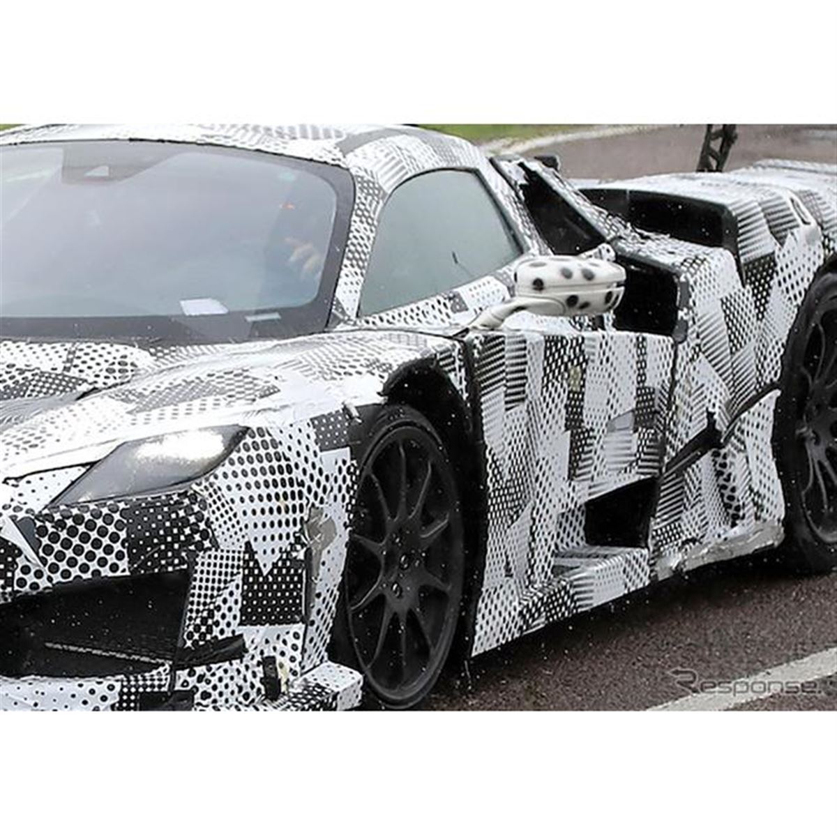 サイドミラーは「101匹ワンちゃん」？『ラ・フェラーリ』後継モデルは3