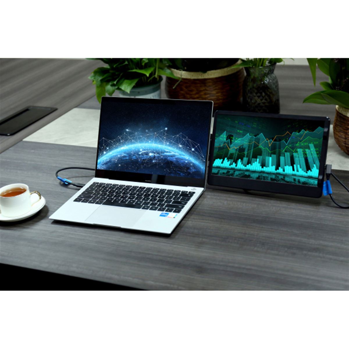 ノートPCを2画面化、回転アーム付きでジャイロ対応の11.6型/14型