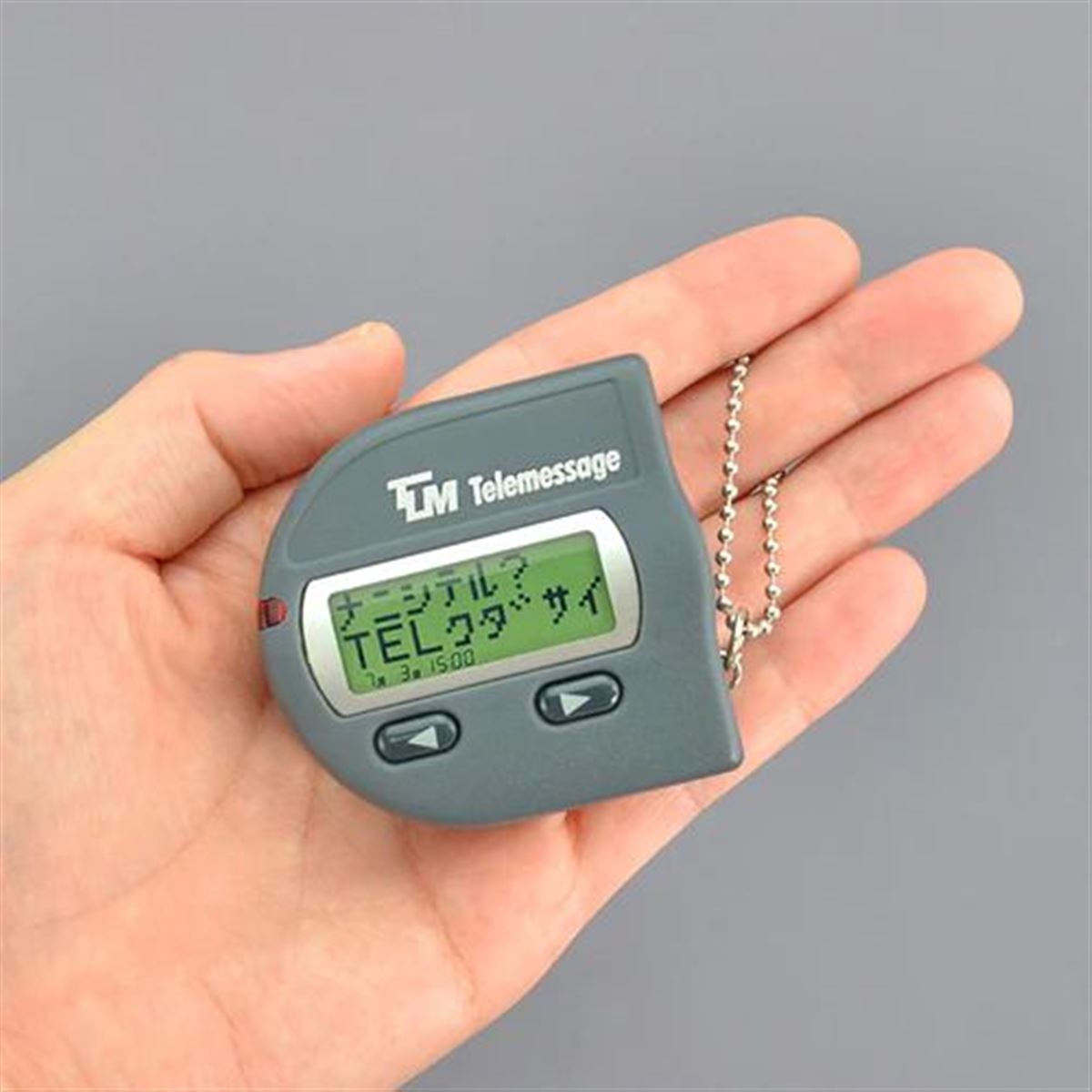 東京テレメッセージ監修、ポケベル「mola」を“ほぼ実寸”で再現した