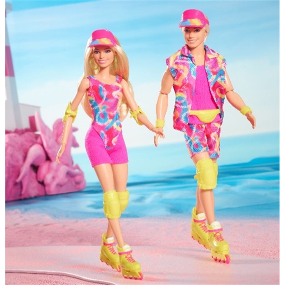 映画「バービー」劇中のファッションをイメージしたバービーとケンの