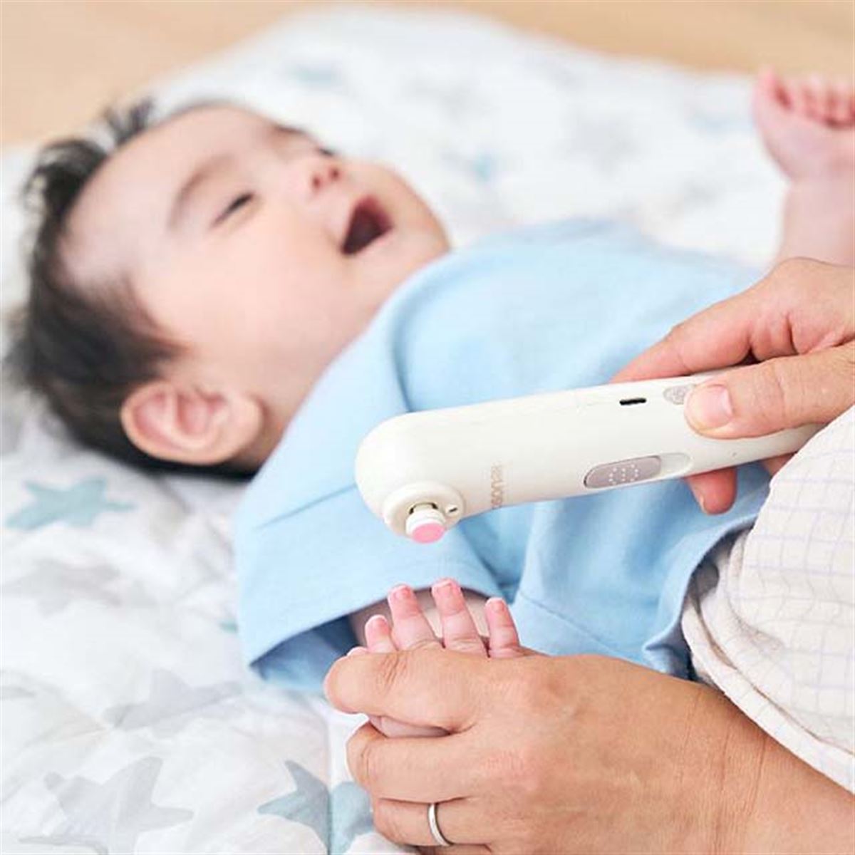 電動爪やすりと爪切りをセットにした「2wayネイルケアセット」 - 価格.com