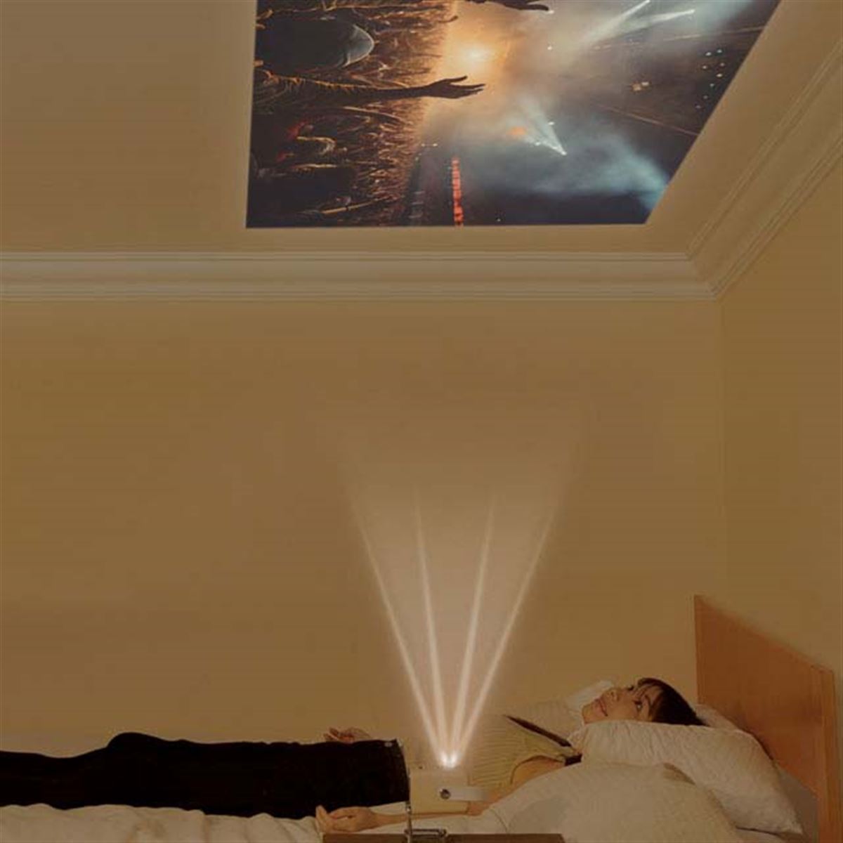 手のひらサイズ「ゴロジェクター」発売、バッテリー内蔵で壁や天井に