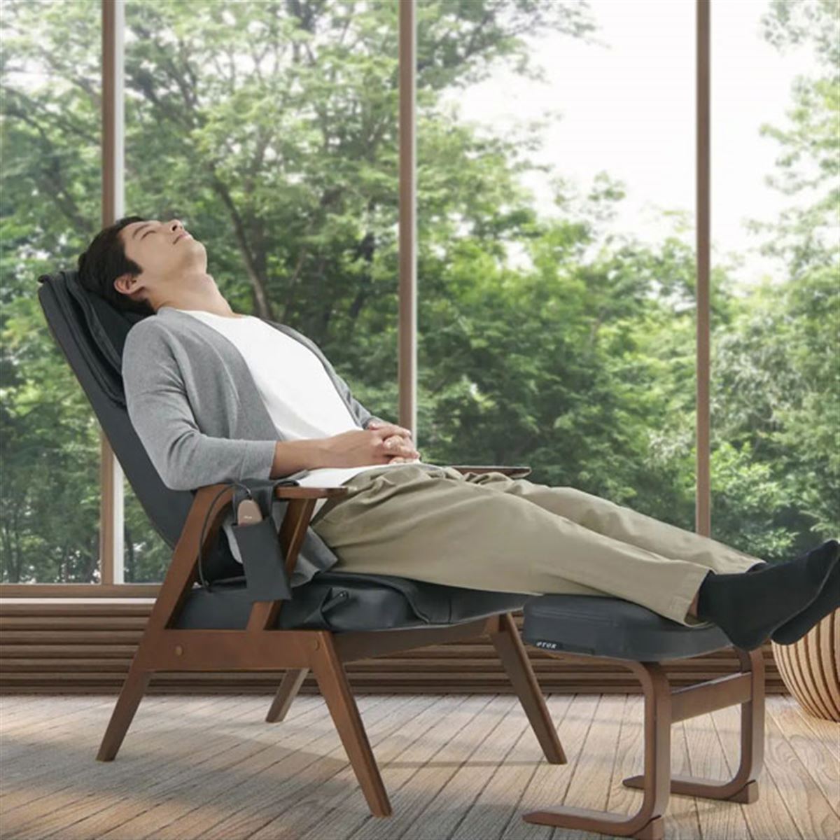 アテックス、「リクライニングマッサージチェア」に黒い合成皮革を採用