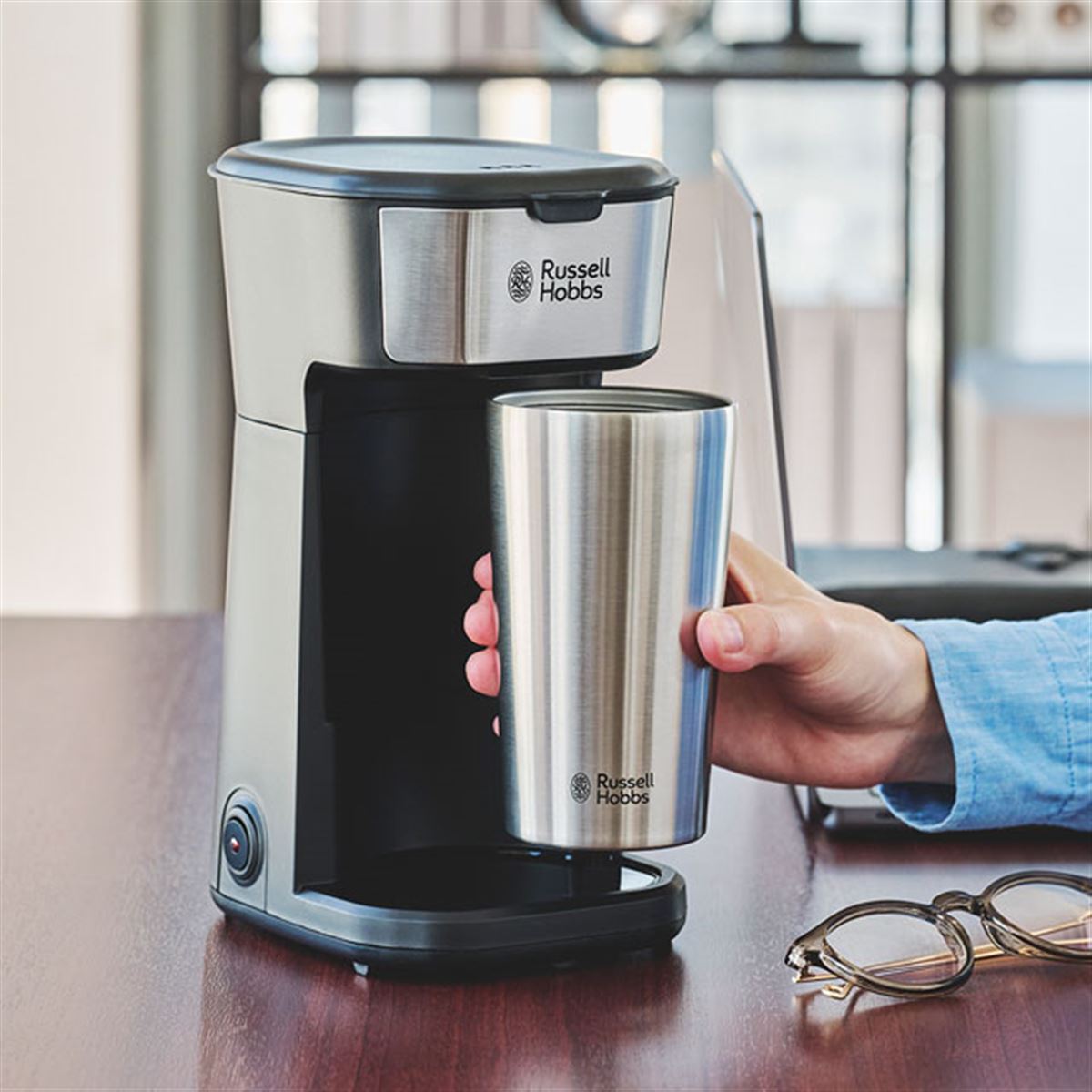 専用タンブラーに直接コーヒーを注ぐ「タンブラードリップ」が本日3月1