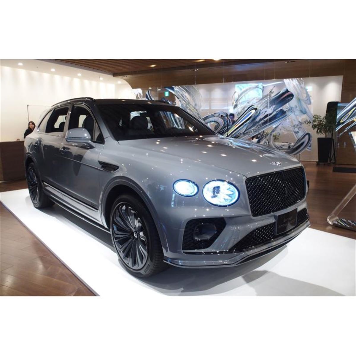 ベントレーの日本上陸60周年を記念する特別な「ベンテイガ」が10台限定