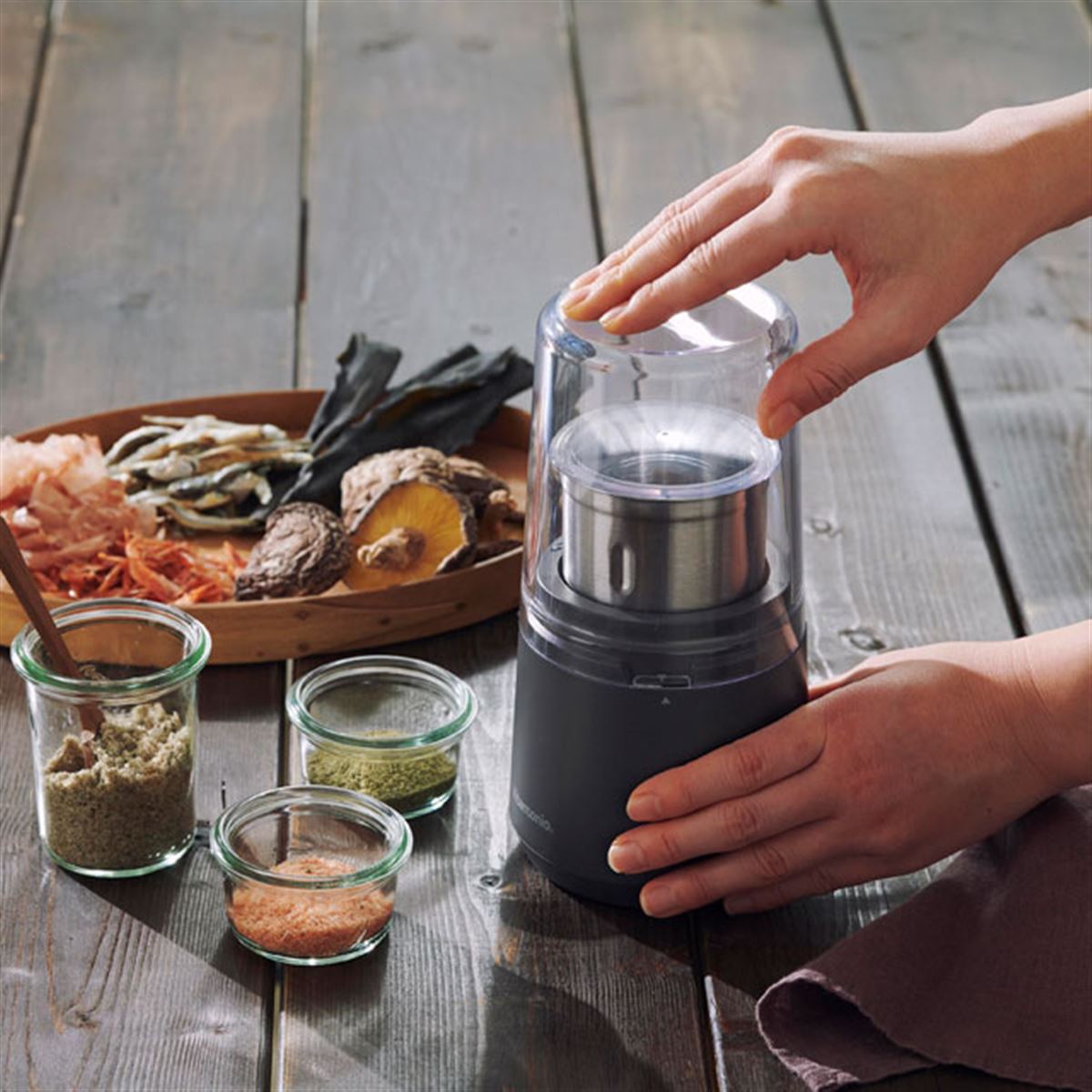 BRUNT トライポッド・トライベーションセット　オリーブ　新品未使用品 ビタントニオ、ステンレスカップが2個付属する「ドライフードミル VML