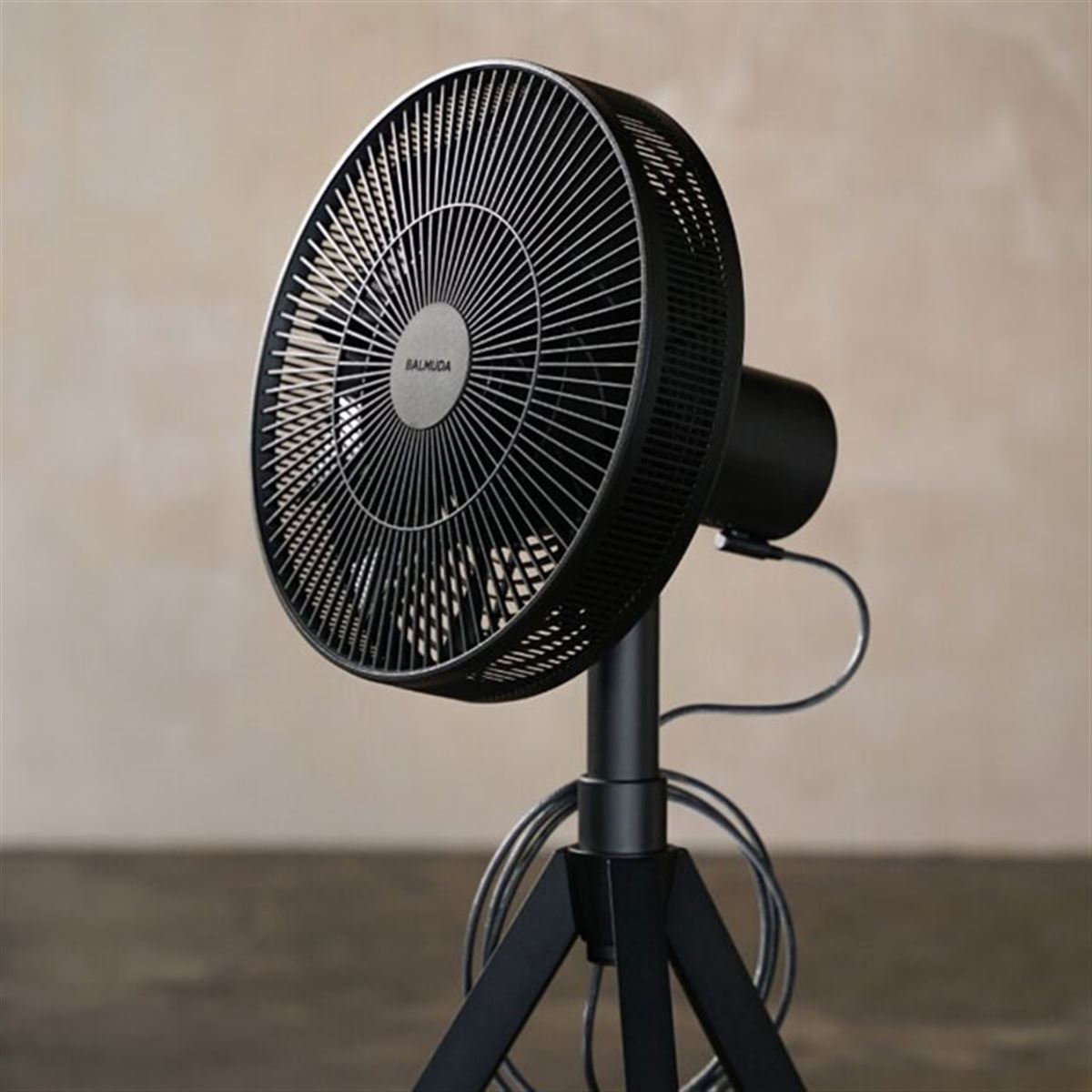 バルミューダ、“オールシーズン使える”DCモーター扇風機「GreenFan Studio」 - 価格.com