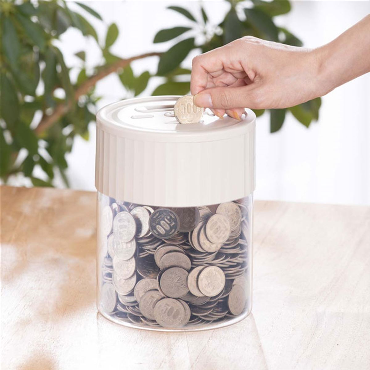 貯金額と硬貨の枚数をデジタル表示する貯金箱「50万円カウントバンク