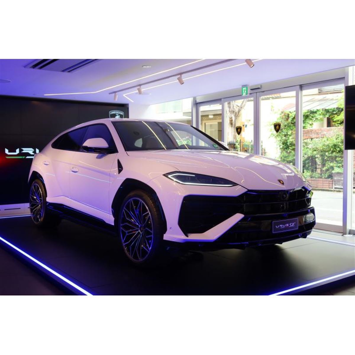 ランボルギーニがプラグインハイブリッドのスーパーSUV「ウルスSE」を