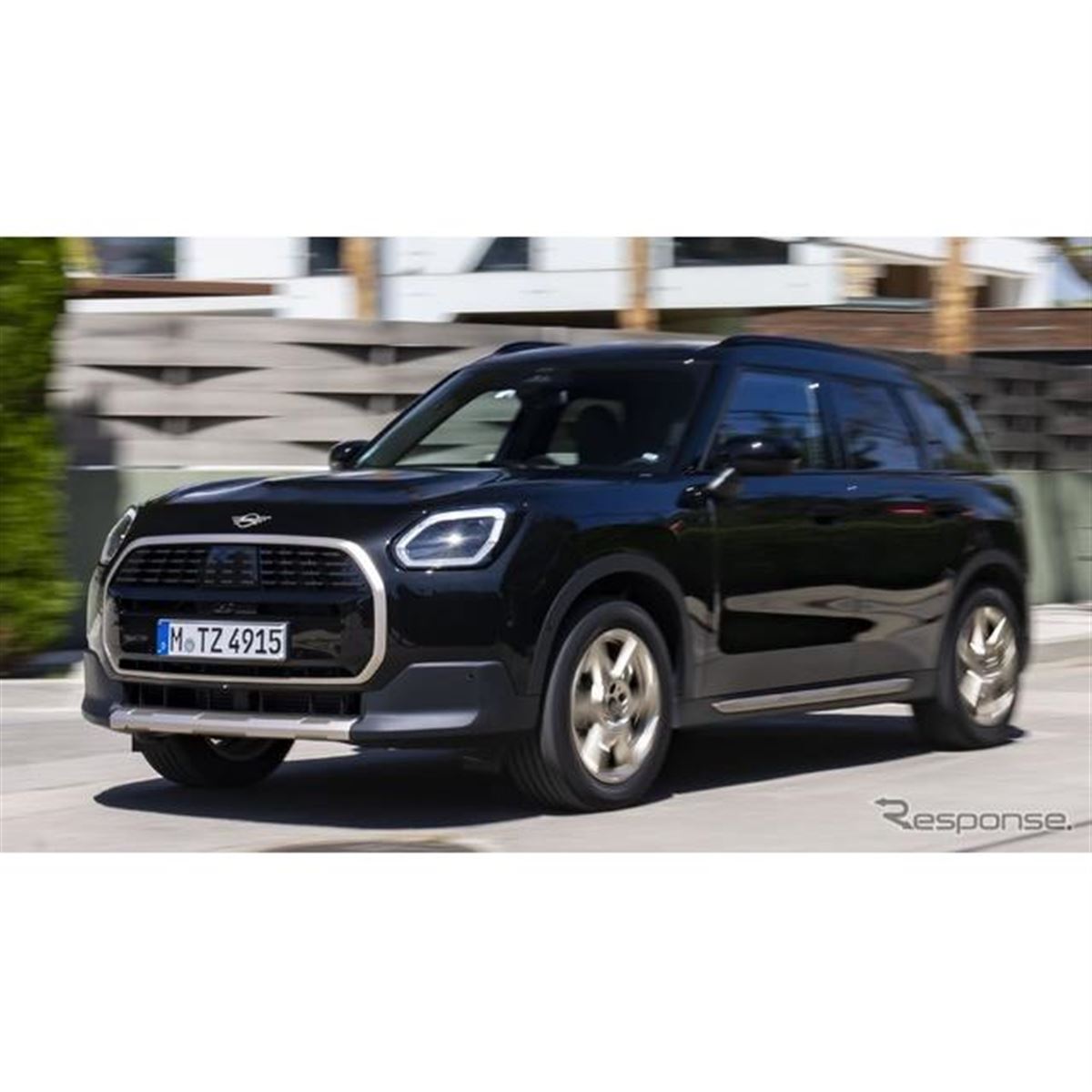 MINI カントリーマン 新型に「Favoured」仕様、ブラックにシルバー