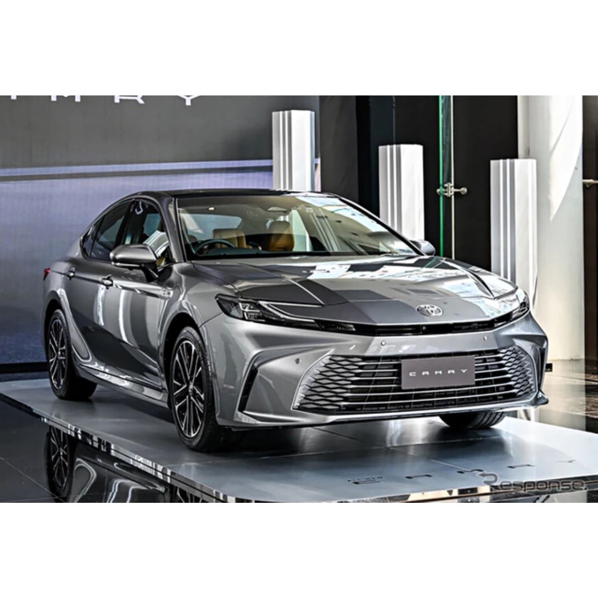 日本未発表のトヨタ『カムリ』新型、タイで発売 約652万円から - 価格.com