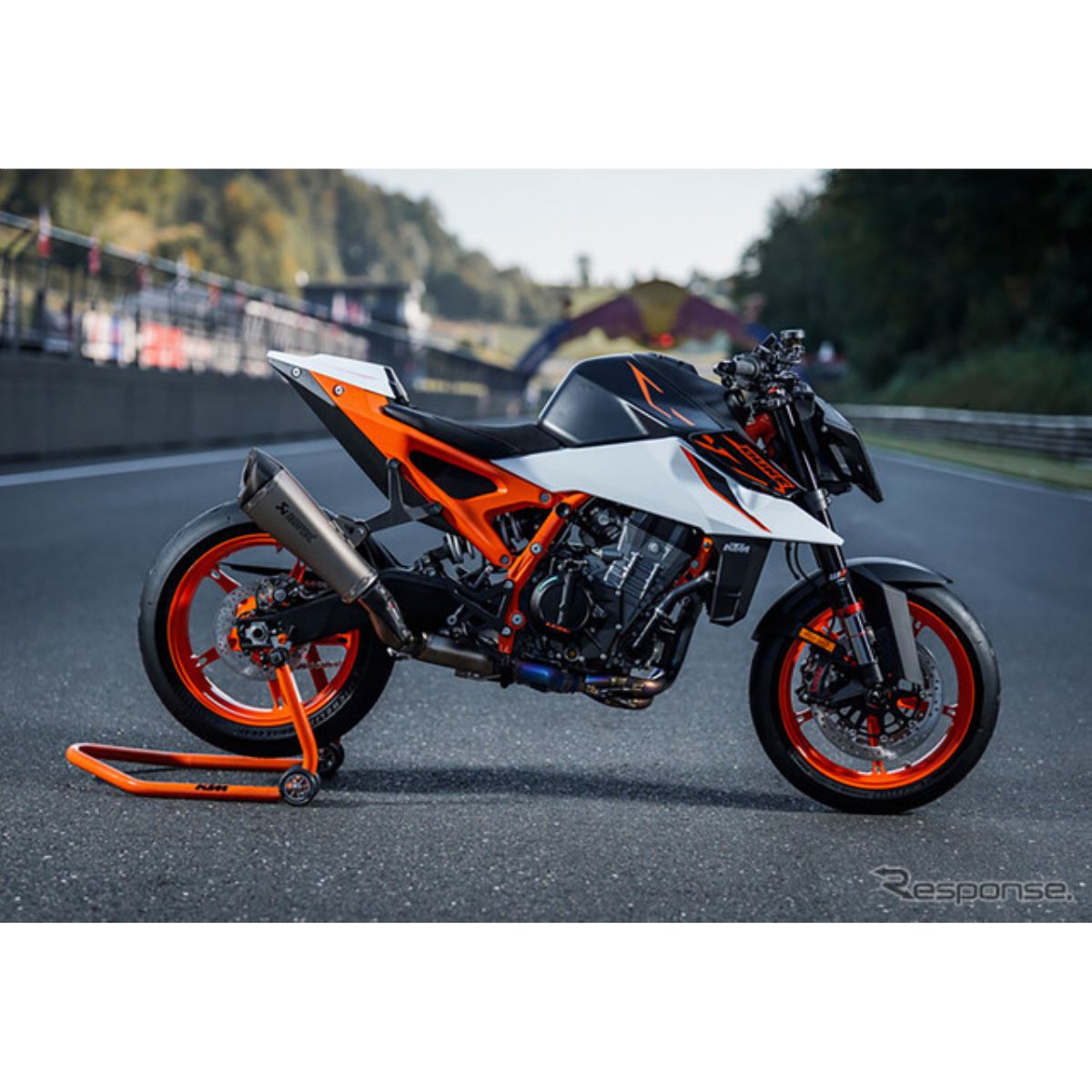KTM デュークシリーズ30周年の集大成、『990デューク R』2025年モデル