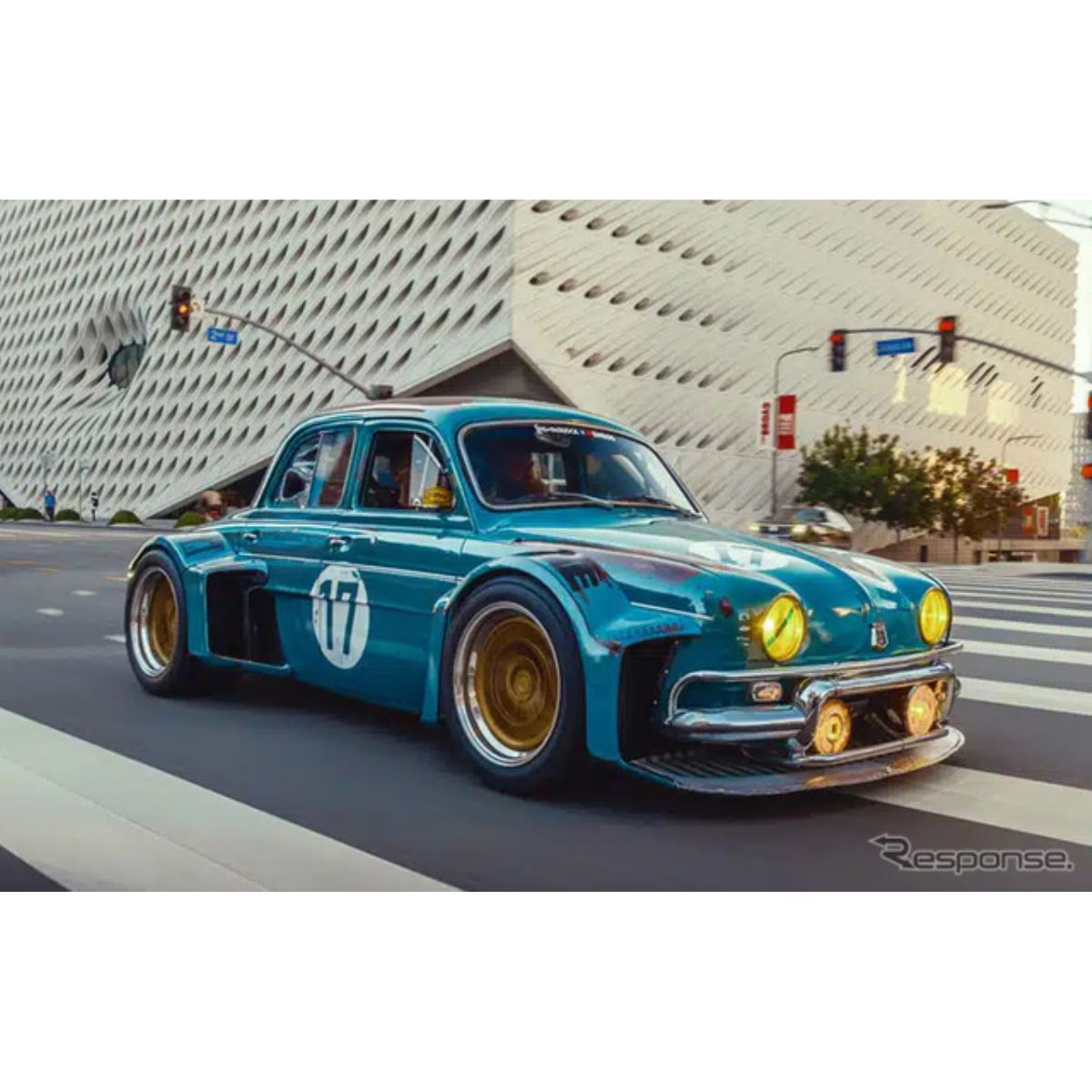 砂漠から引っ張り出した」60年代ルノーにVW製「VR6」換装、ド迫力の