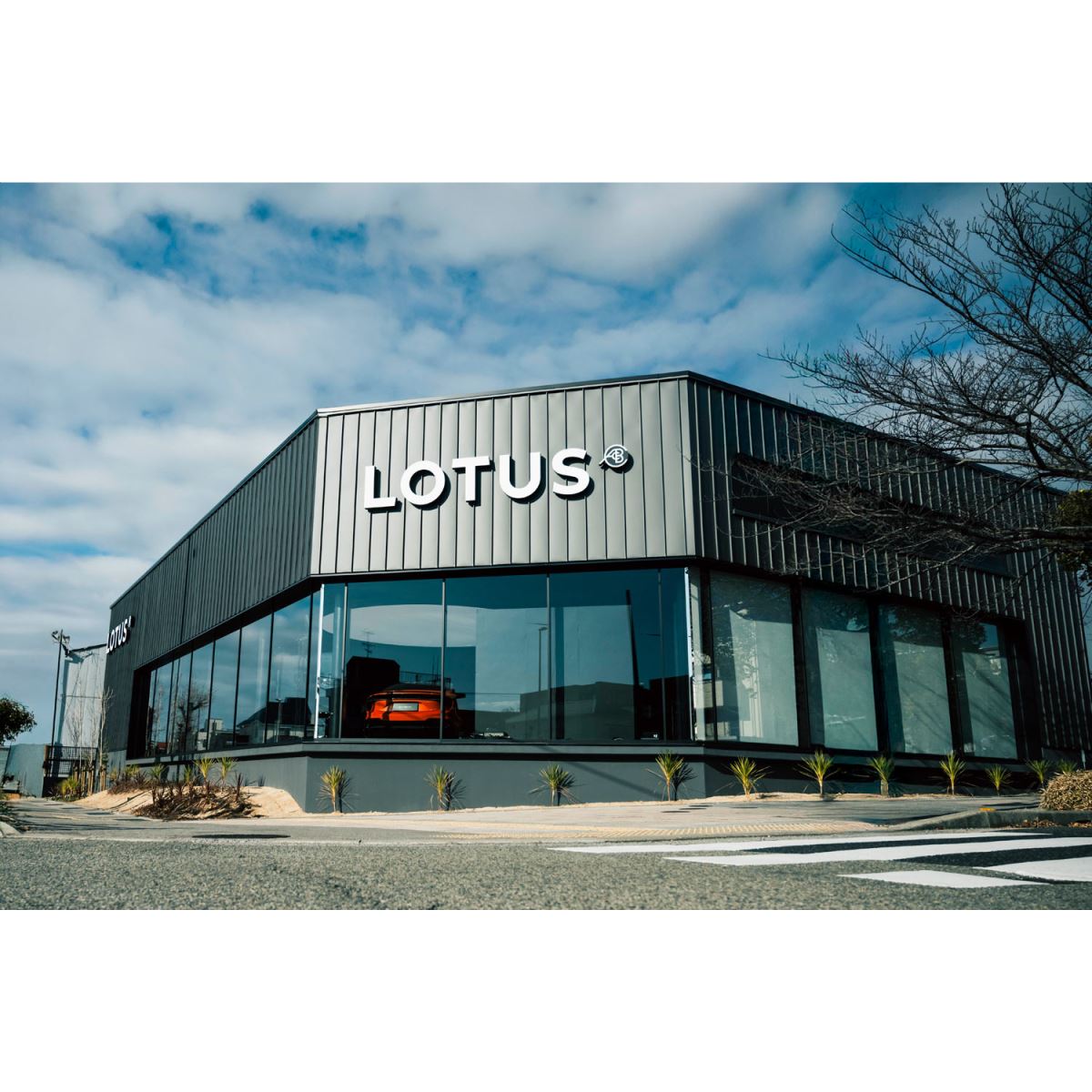 ロータスが「ロータス神戸」をオープン 新CIを日本初で採用 - 価格.com