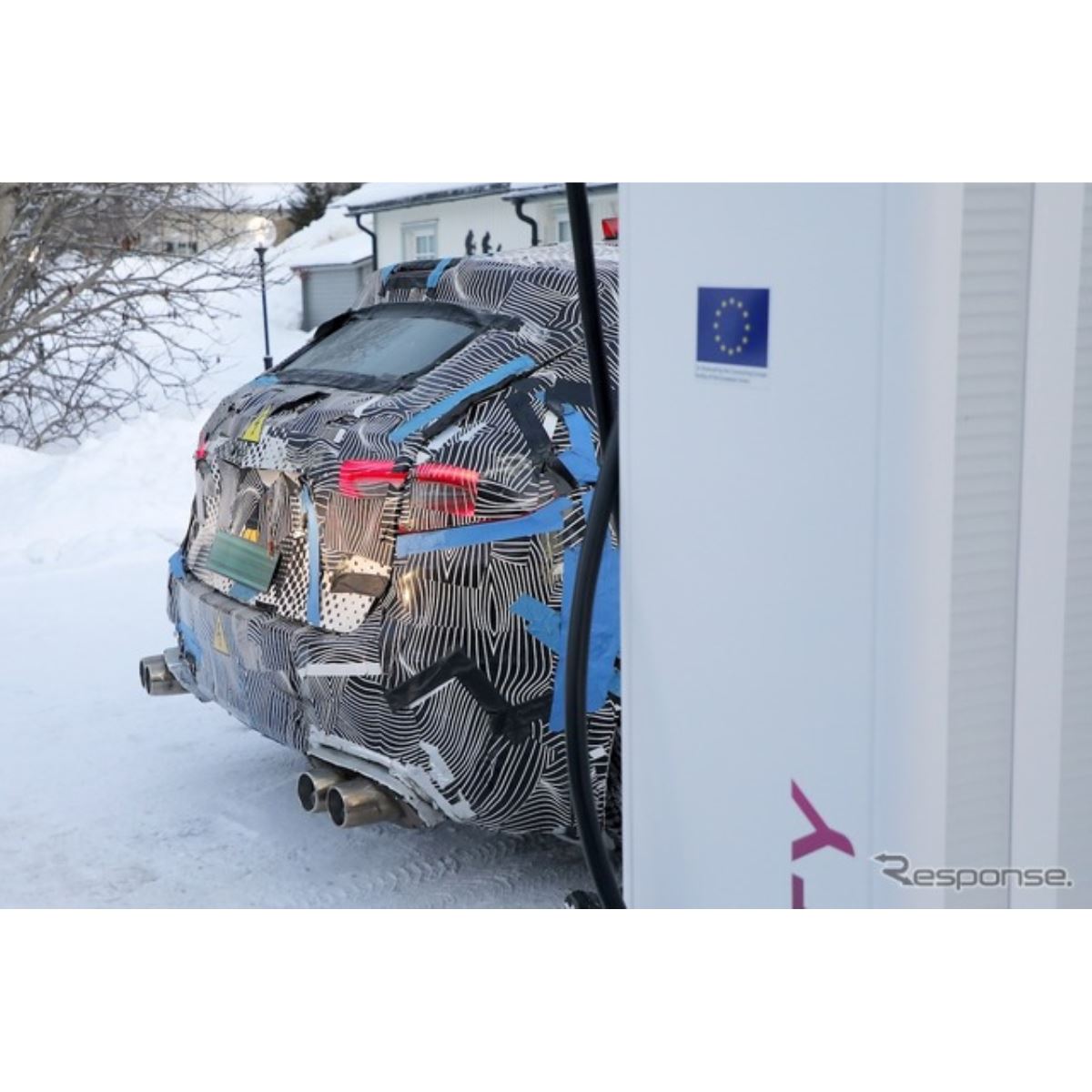 充電中のフェラーリを激写！ 初のBEVはクロスオーバーが有力に…価格は