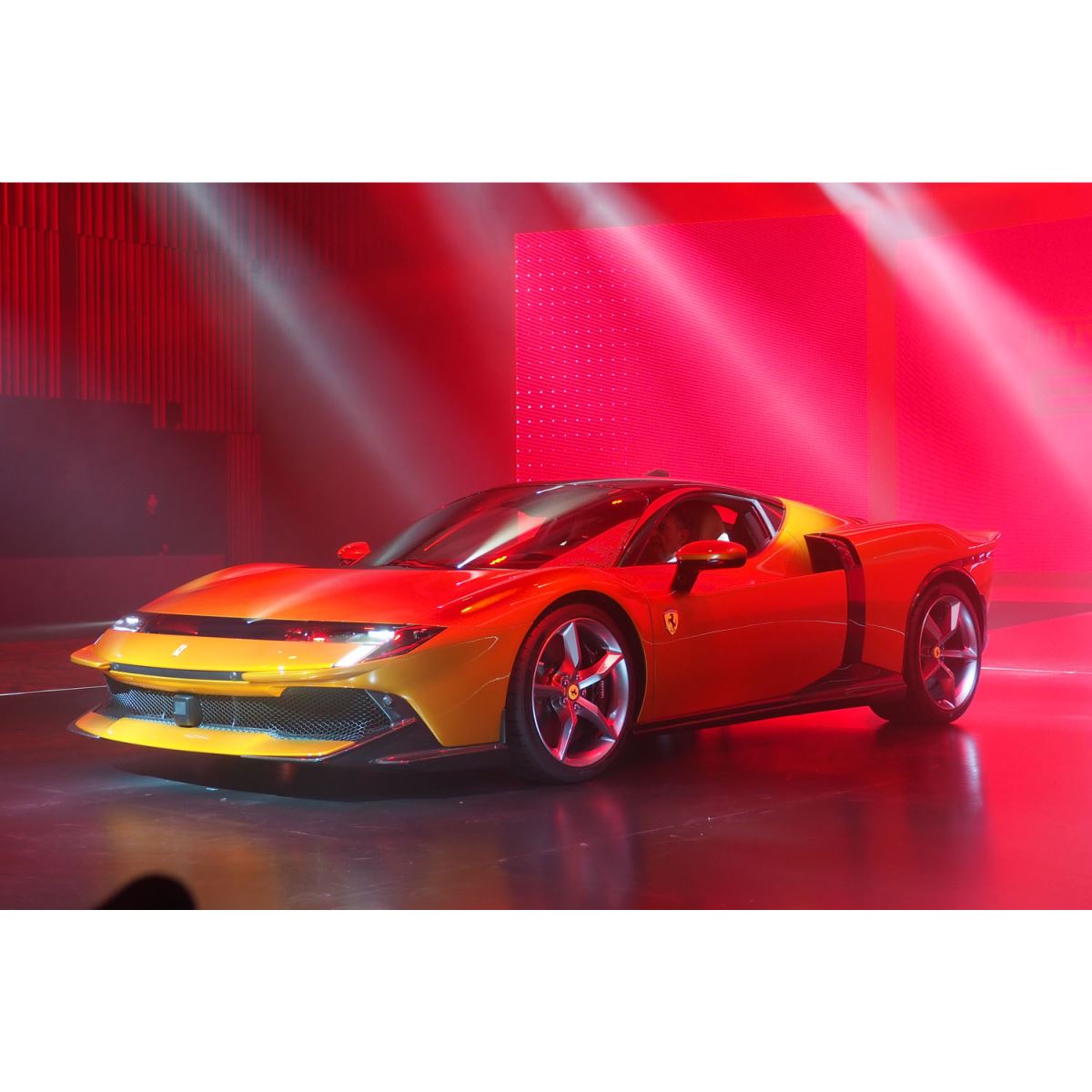 赤青テスタロッサ 栄光の名が甦る フェラーリ「849 テスタロッサ」が描く新しい