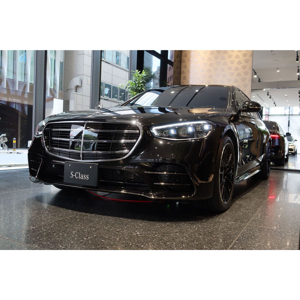 漆黒の高級サルーン「メルセデス・ベンツS580 4MATICロングNight
