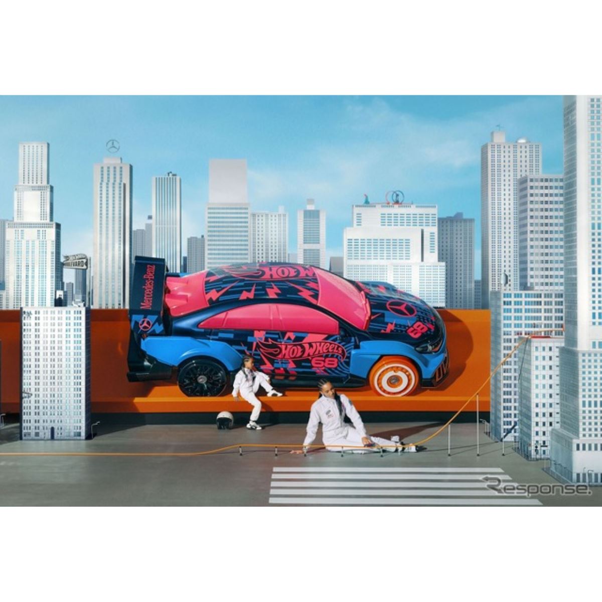 メルセデスベンツ『CLA』新型、実物大「Hot Wheels」に…アート作品を