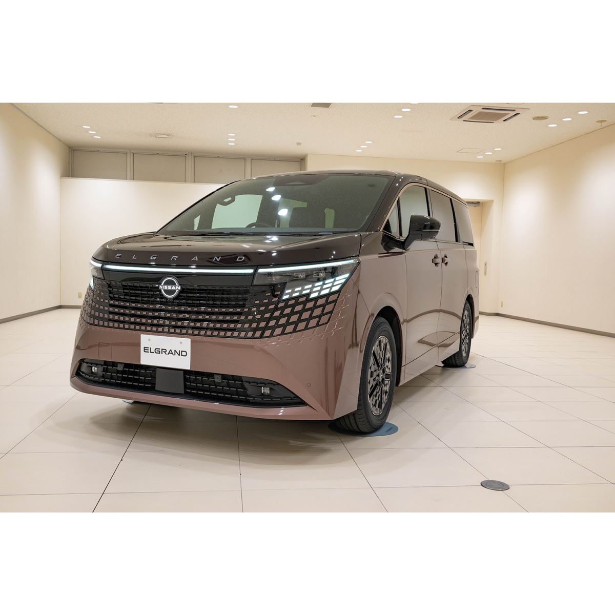 日産が新型「エルグランド」を発表 「プレミアムミニバンを再創出」と