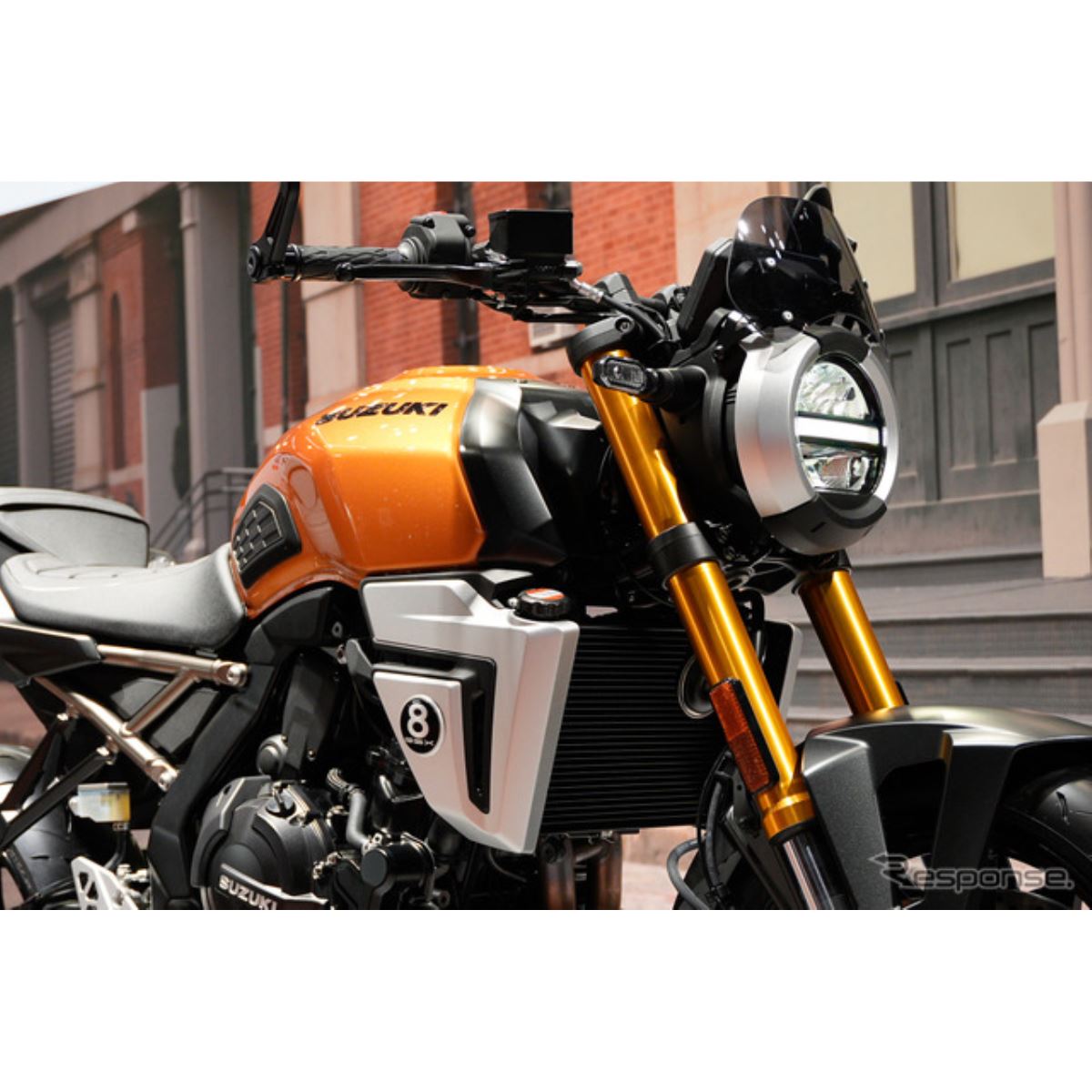 待望の日本仕様が公開！ オレンジに光るスズキの新型ネオレトロバイク