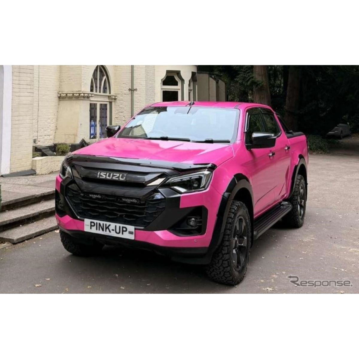 いすゞ『D-Max』、1台限りのピンク仕様が英国に登場…乳がん撲滅に向け