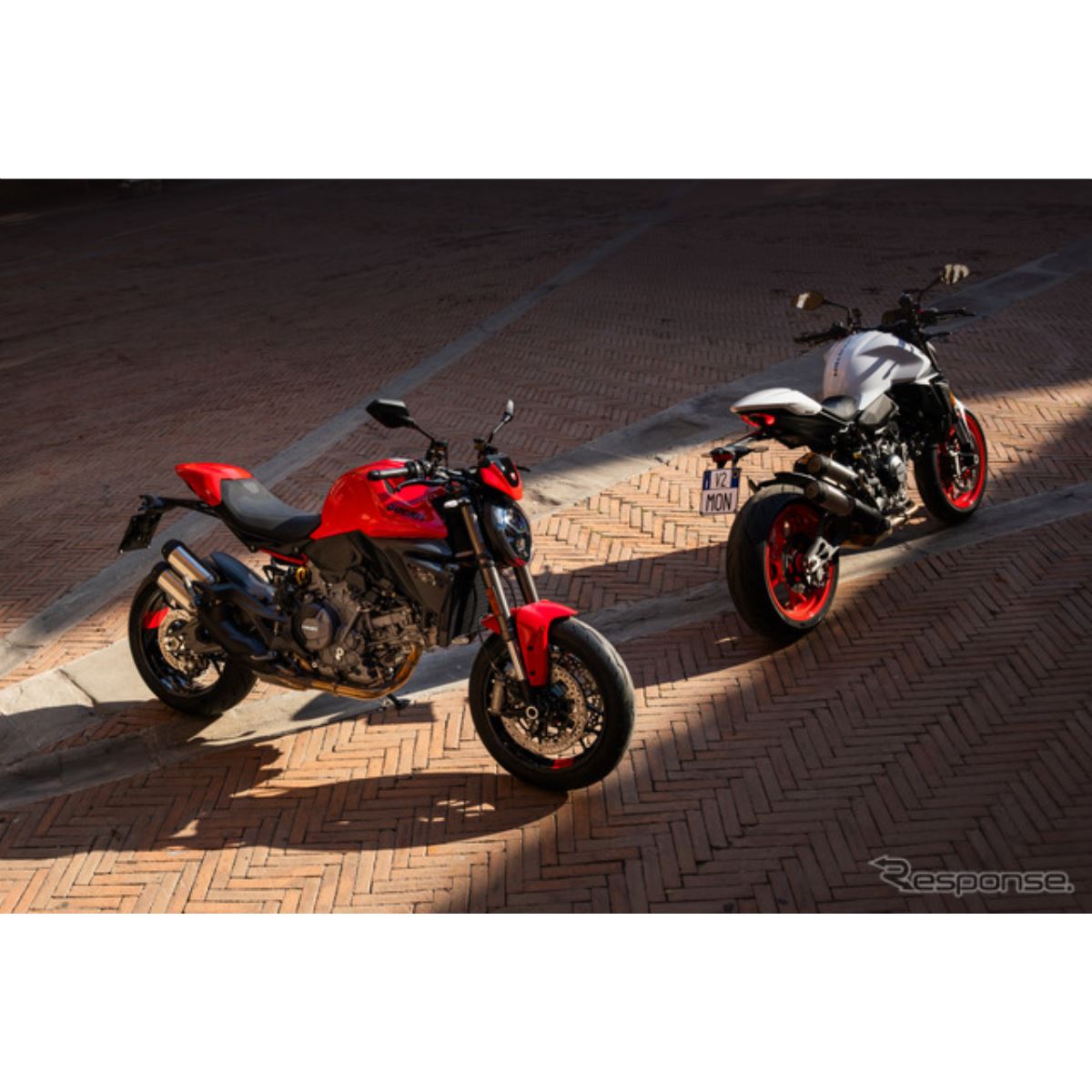 史上最軽量の175kg！ 新V2エンジン搭載のドゥカティ『モンスター』発表