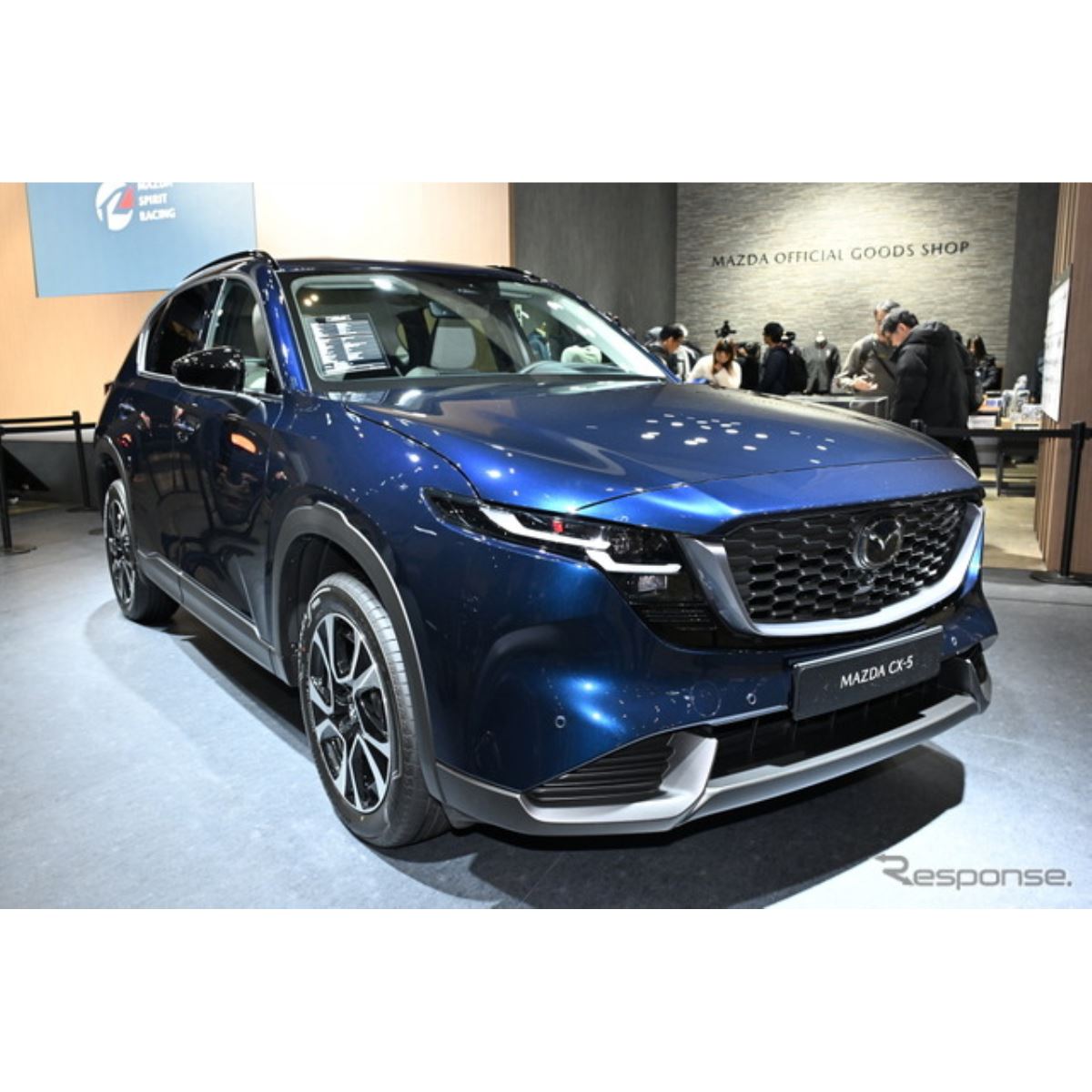 マツダ『CX-5』新型、初公開の新色「ネイビーブルーマイカ」を引っさげ