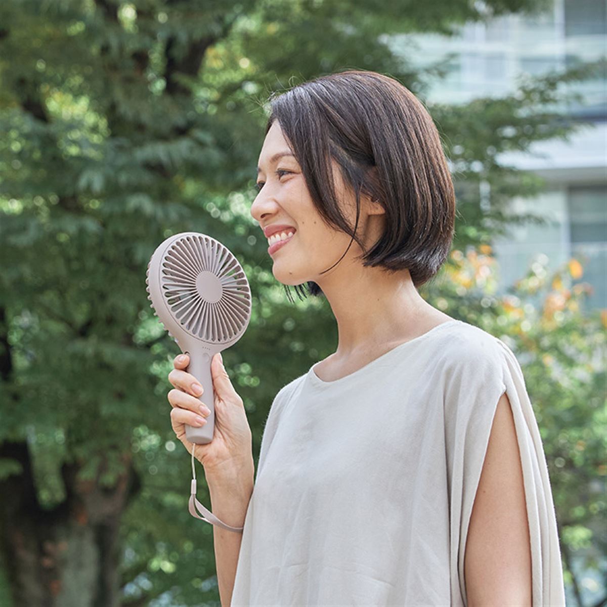 ホワイトスタンドファン 5枚羽根 ライフオンプロダクツ、広範囲に送風可能なうちわサイズのスタンド付き