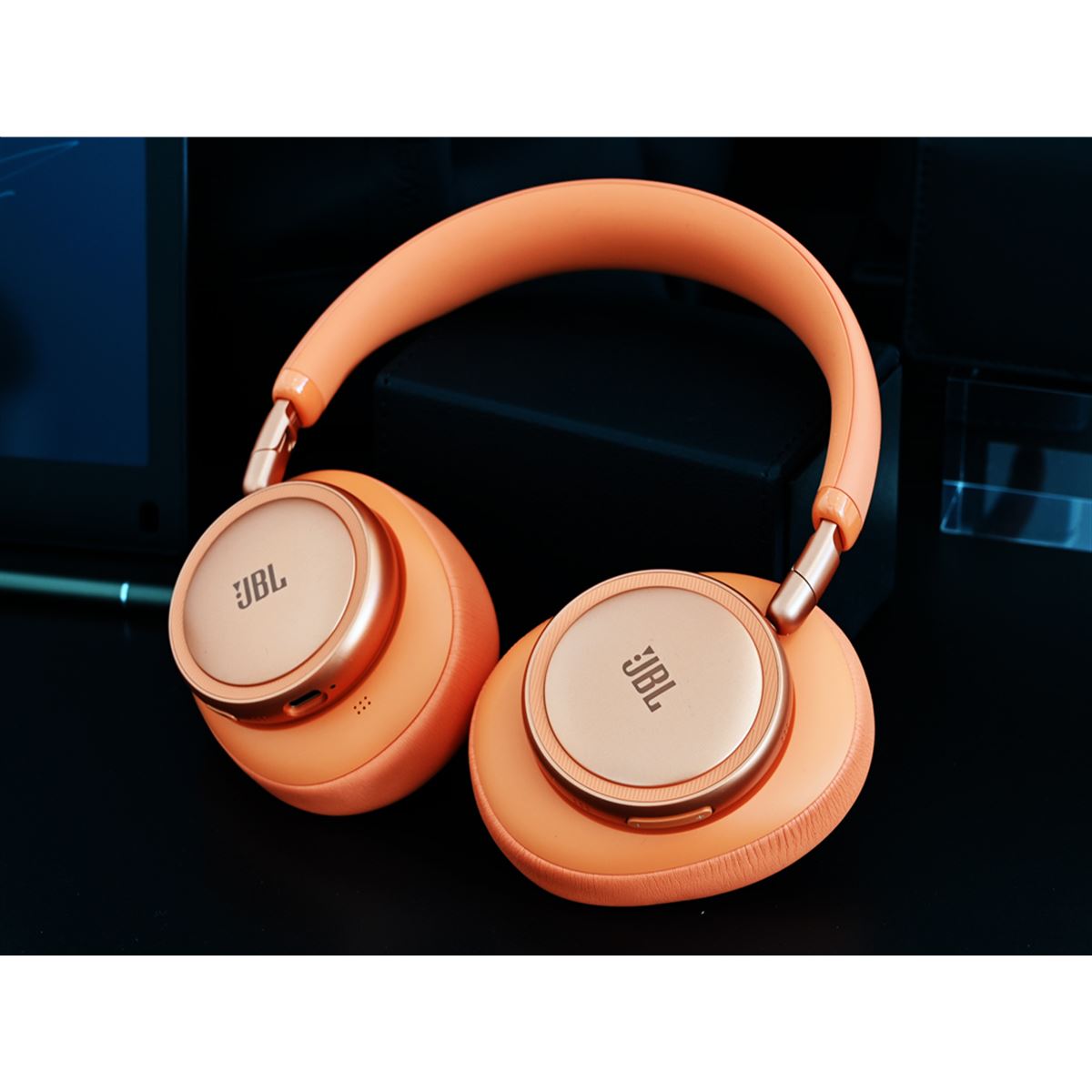 JBL、デザインを刷新したノイキャン搭載ワイヤレスヘッドホン「Live 