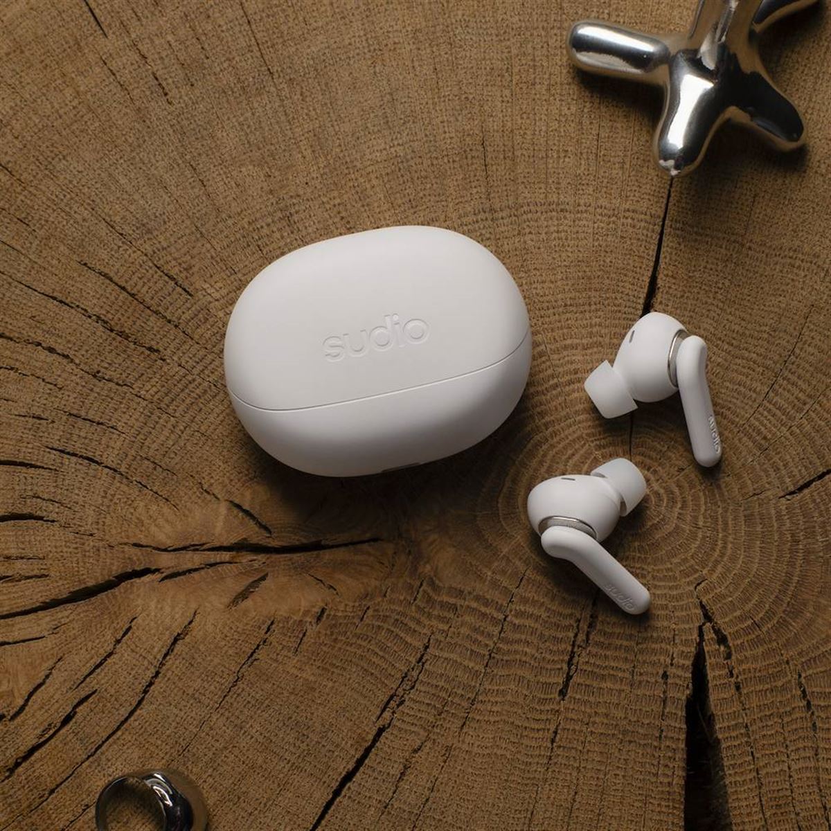 イヤホン Sudio E4 Pro white Sudio、ハイブリッドANCとBluetooth 6.0対応のフラッグシップ完全