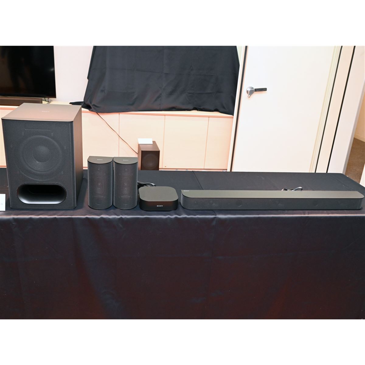 ソニー、リアスピーカーとサブウーハーが付属する5.1chリアル
