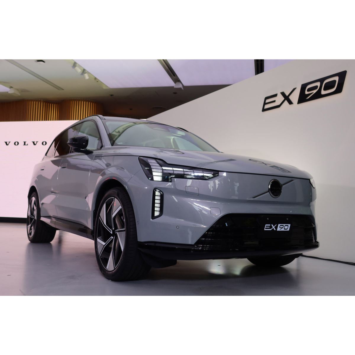 ボルボが100％電動の3列7人乗りSUV「EX90」を発売 - 価格.com