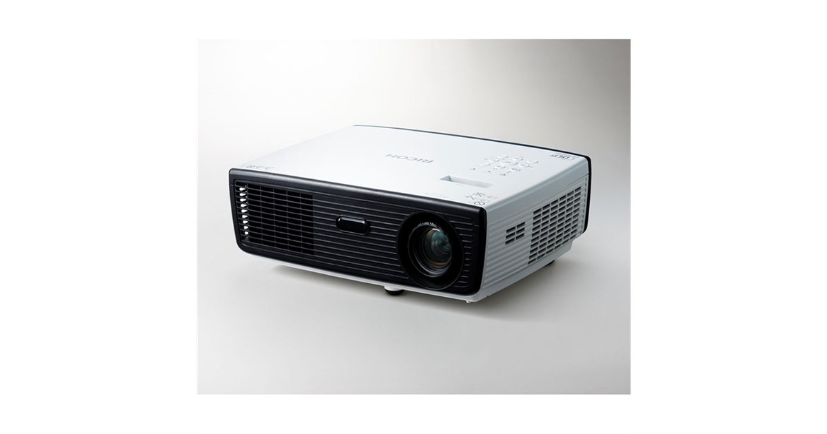 リコー、輝度を引き上げたエントリーモデルのプロジェクター2機種