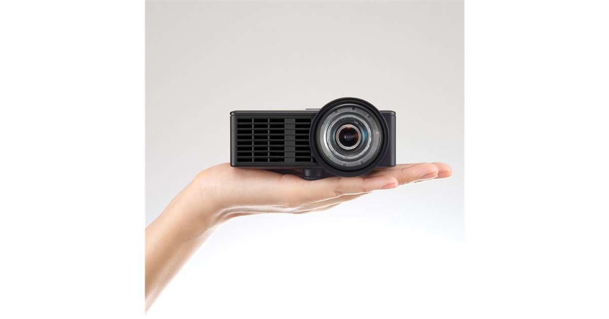 リコー、LED光源採用で明るさ600ルーメンの小型短焦点プロジェクター