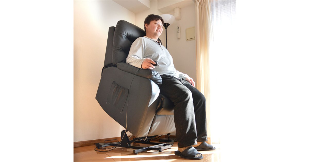 座ったまま立ち上がれる、電動リクライニングソファ「やさしく立たせ