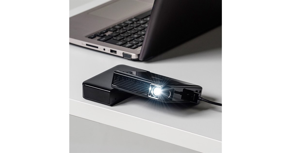 サンワ、三脚なしで投影角度を変えられるモバイルプロジェクター