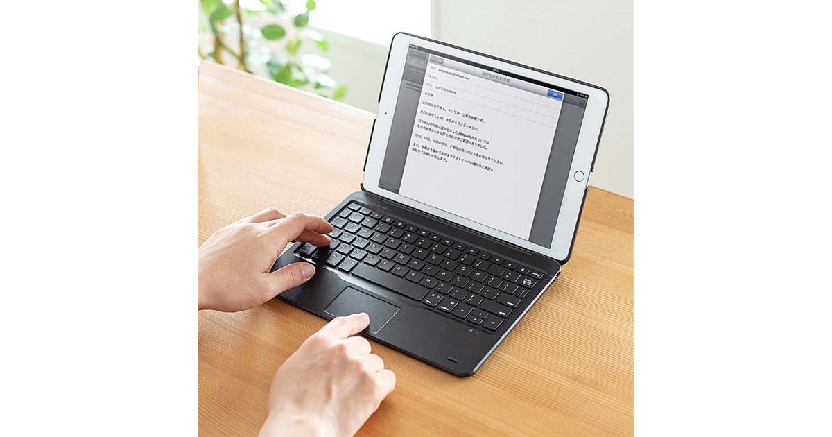サンワ、10.2型iPad用のタッチパッド内蔵Bluetoothキーボード「SKB