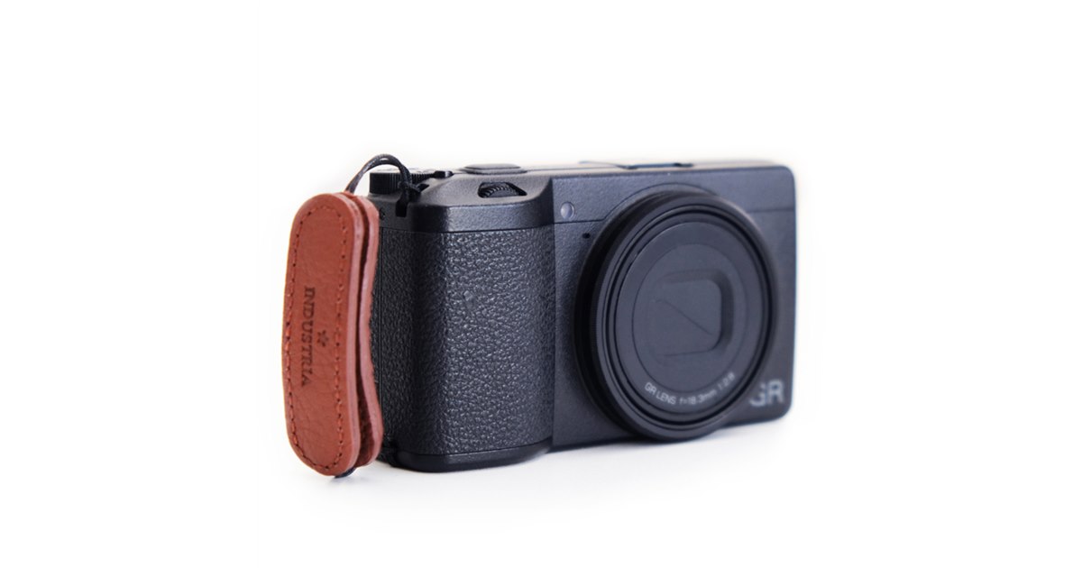 RICOH GR」向けフィンガーストラップに新色「ブラウン」が発売 - 価格.com