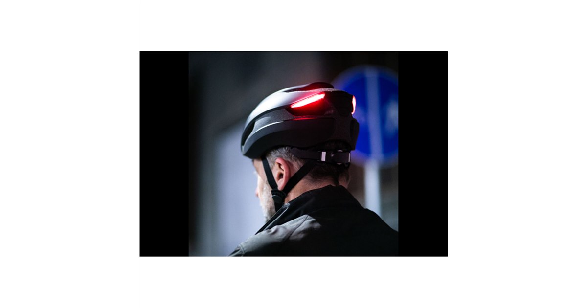 手元でウィンカーを出せるLEDライト付き自転車ヘルメット「LUMOS