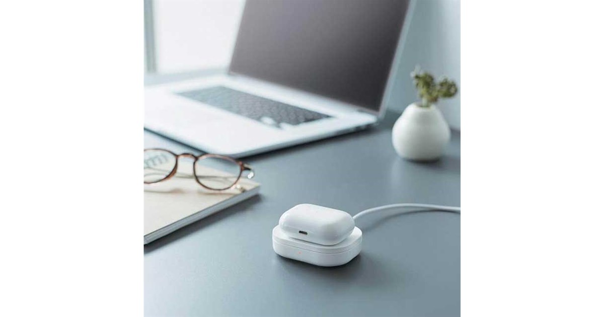 エレコム、AirPods専用のくぼみトレーが付属した卓上ワイヤレス充電器