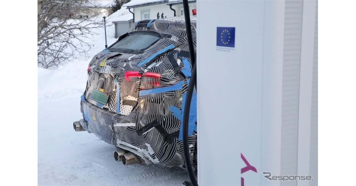 充電中のフェラーリを激写！ 初のBEVはクロスオーバーが有力に…価格は