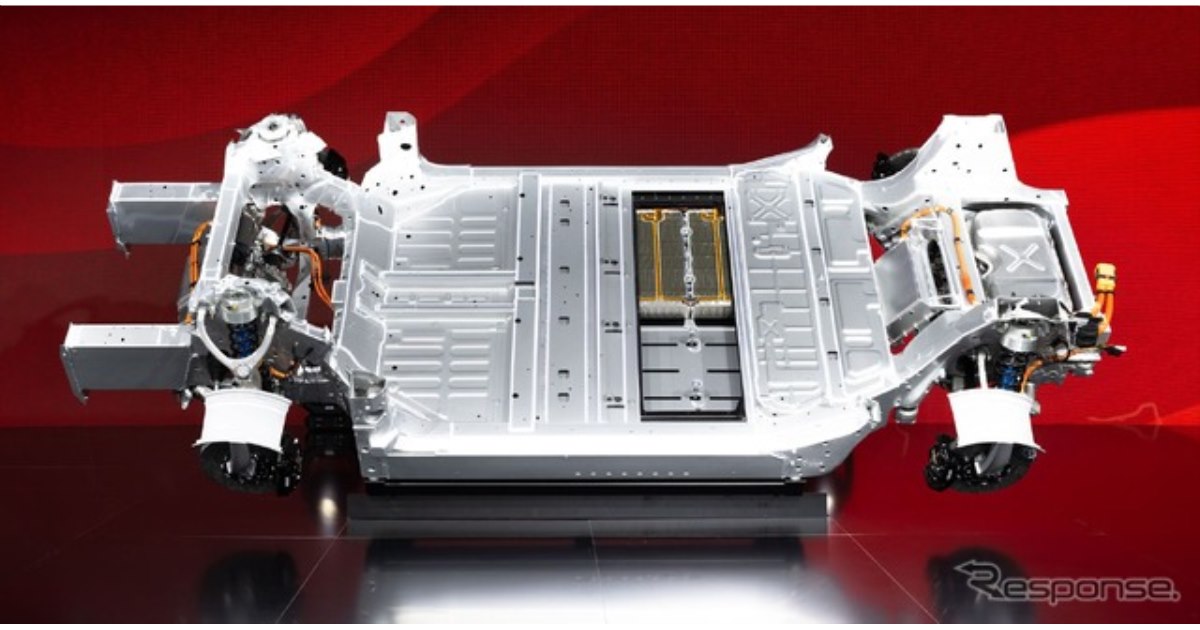 フェラーリ初のEVの車台公開、4個のモーターで4輪を駆動…2026年