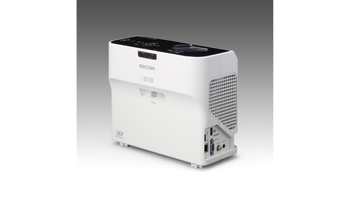 リコー、初の超短焦点プロジェクター2機種 - 価格.com