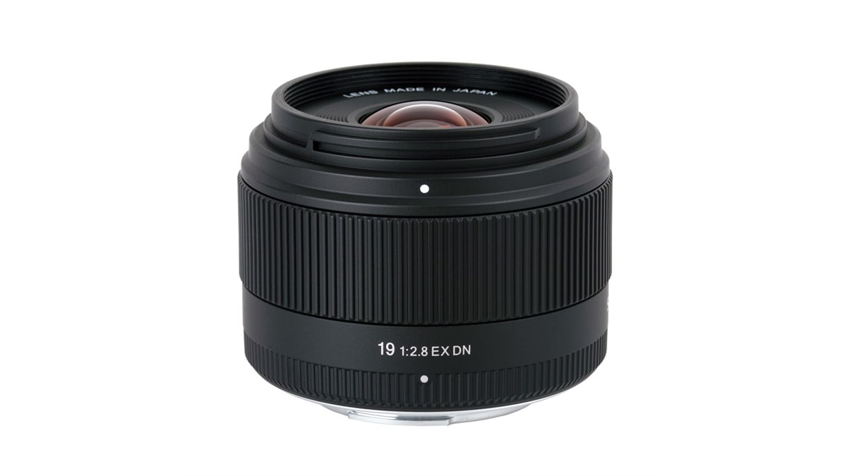 シグマ、Mフォーザーズ用「19mm F2.8 EX DN」を3月16日発売 - 価格.com